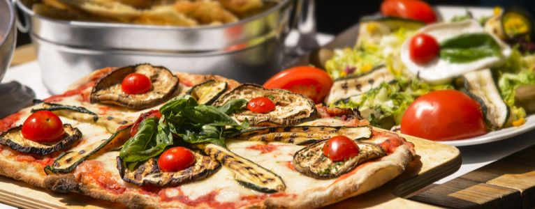 "Pizza Bassa" - mit dünnem und knusprigen Teig