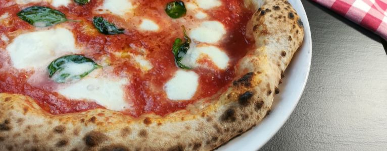 "Pizza Alta" - mit reichlich fluffigem Teig