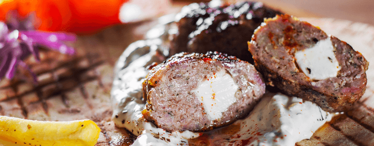Bifteki: Frikadellen auf Griechisch